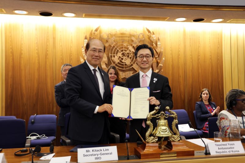 Ambassador Yeocheol Yoon signs an agreement with the IMO Secretary-General to Support Women's Entry into the Maritime Field